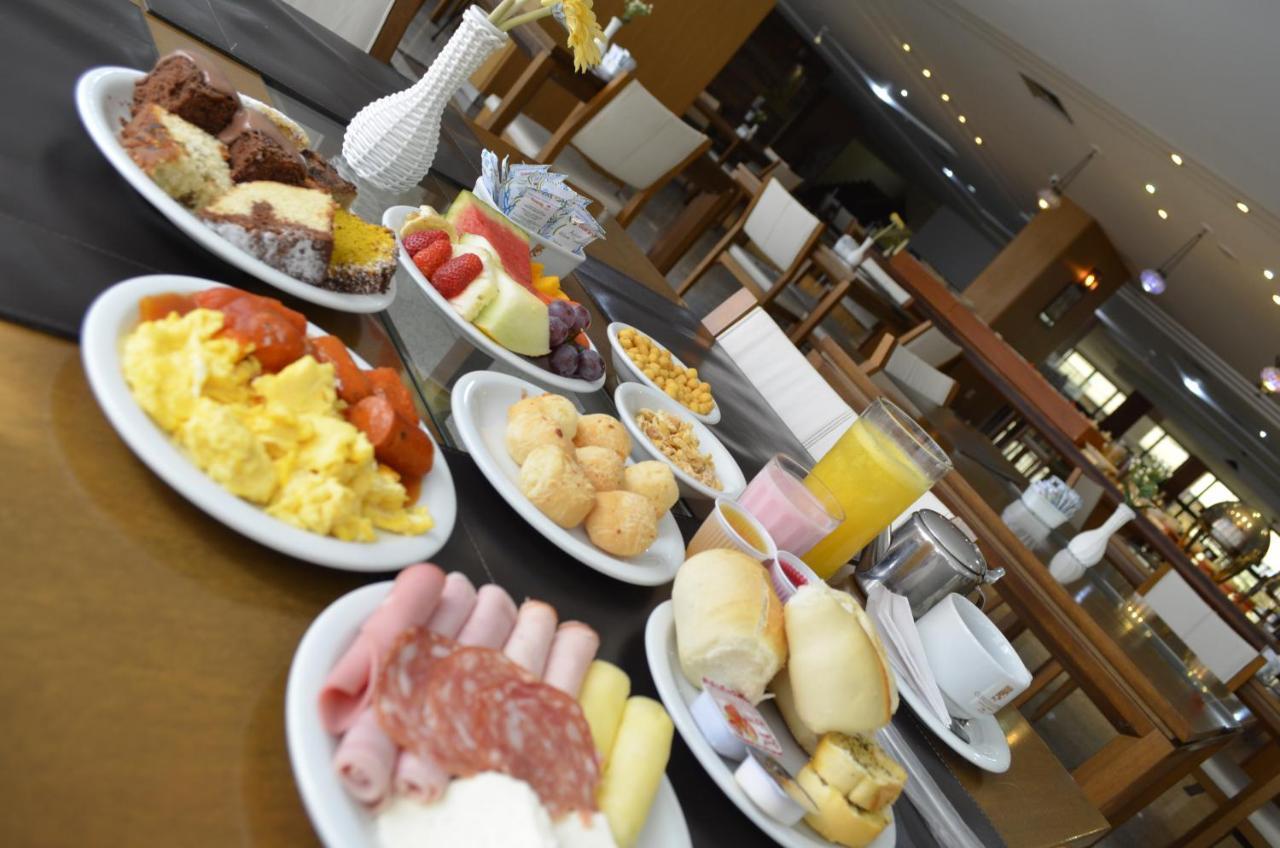 Constantino Hotel E Eventos Жуїз-ді-Фора Екстер'єр фото A breakfast buffet