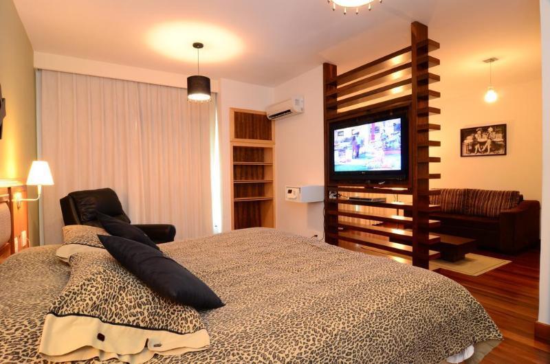 Constantino Hotel E Eventos Жуїз-ді-Фора Екстер'єр фото A bedroom with a television
