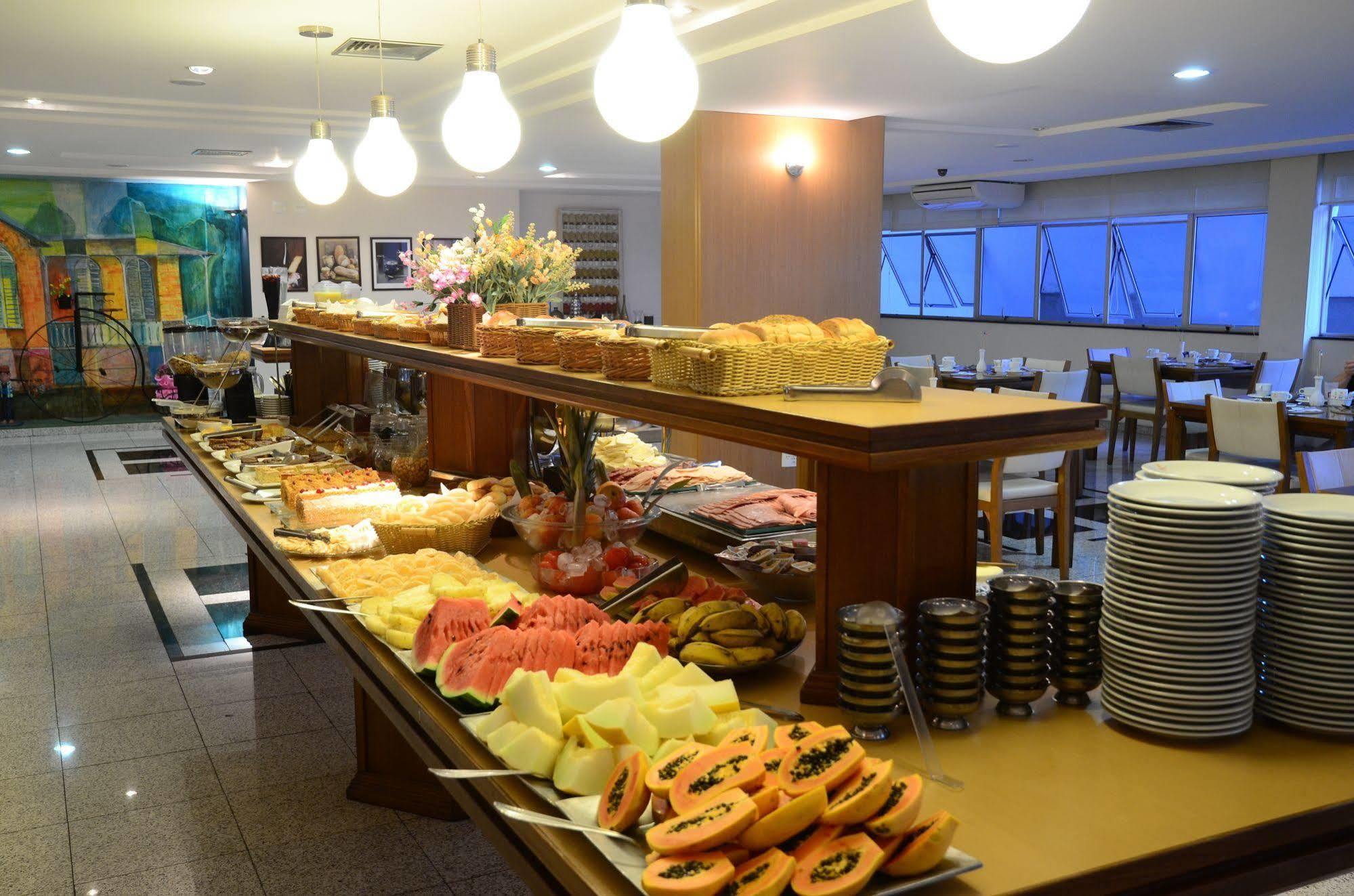 Constantino Hotel E Eventos Жуїз-ді-Фора Екстер'єр фото A buffet at a hotel